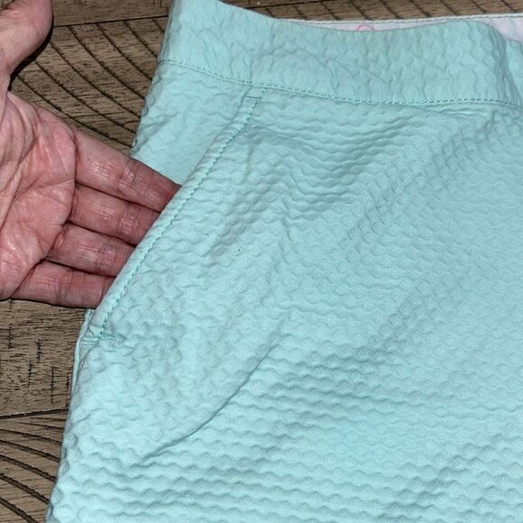 Lilly Pulitzer scallop trim Butter🧈cup Shorts 🩳 4 pockets 4 gear ⚙️ 💄 💳🪪💵 - Picture 5 of 17